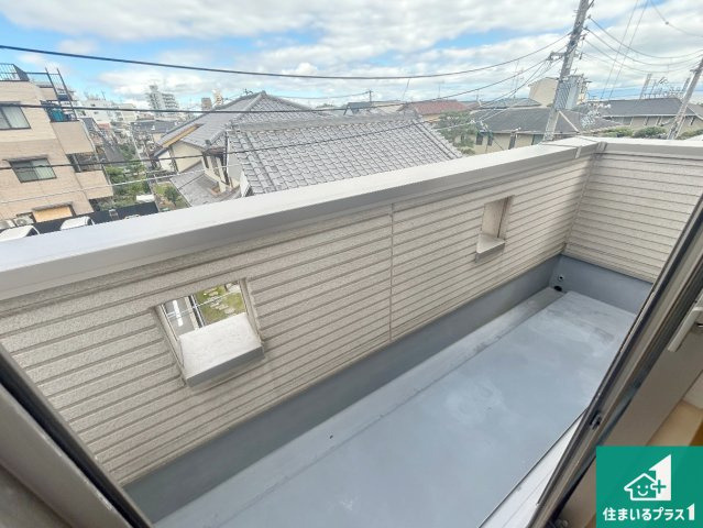 神戸市須磨区須磨浦通　中古一戸建てのバルコニー|ワイドバルコニーは洗濯物を干すスペースが広いのでご家族が多くても安心！