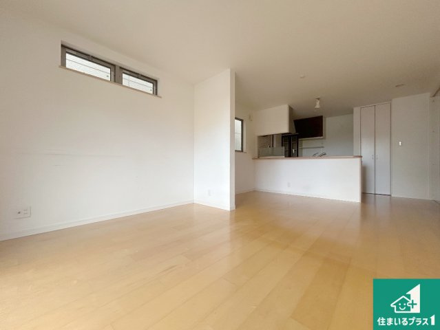 神戸市須磨区須磨浦通　中古一戸建ての居間・リビング|日当たり良好の明るいリビングで朝の目覚めもスッキリできそう！対面キッチンでご家族のコミュニケーションも自然と増える設計！小さなお子様が遊ぶスペースを作っても広々とくつろげるLDK！