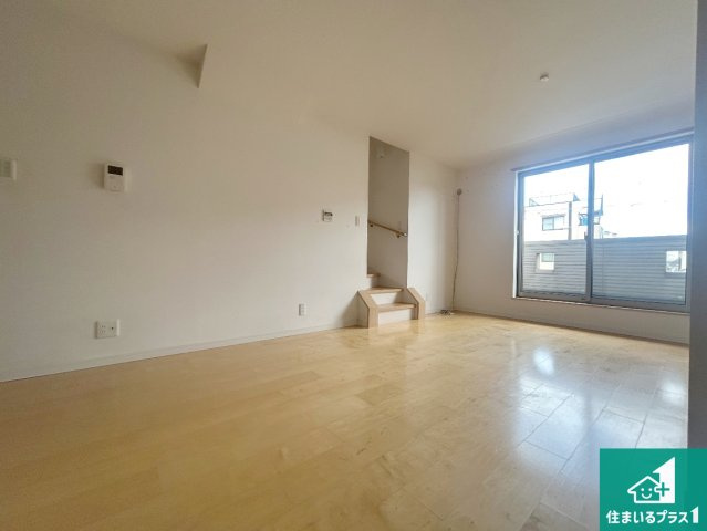 神戸市須磨区須磨浦通　中古一戸建ての居間・リビング|シンプルなリビングは、観葉植物等のインテリアを楽しめますね！パパ好みにも、ママ好みにも家具次第で雰囲気を変えることができます！