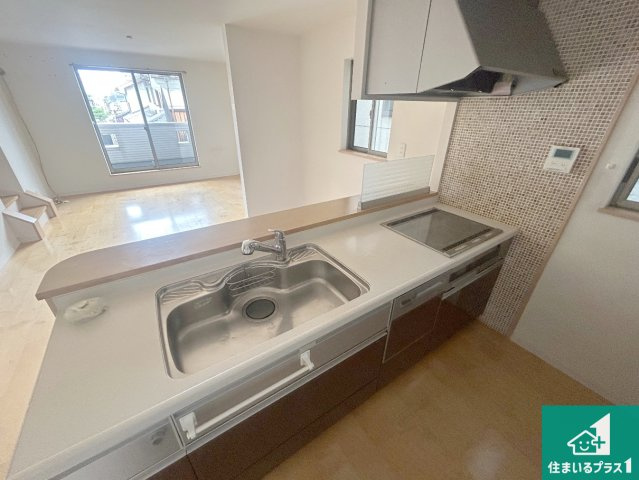 神戸市須磨区須磨浦通　中古一戸建てのキッチン|明るいリビングで朝の目覚めもスッキリできそう！対面キッチンでご家族のコミュニケーションも自然と増える設計！小さなお子様が遊ぶスペースを作っても広々とくつろげるLDK！