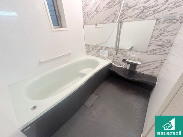 神戸市須磨区須磨浦通　中古一戸建ての浴室|足をゆったり伸ばして寛げる浴槽です。窓が設けられていますので差し込む光が明るく穏やかな雰囲気にしてくれます♪浴室乾燥機も設置しているので、雨の日の洗濯物も安心です♪