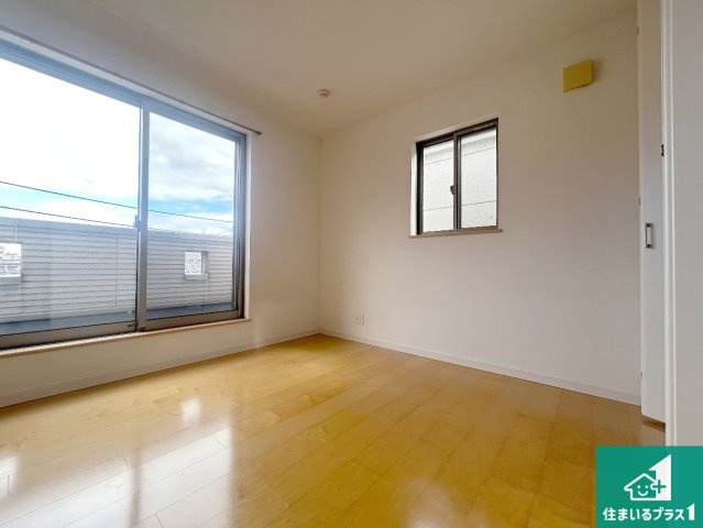 神戸市須磨区須磨浦通　中古一戸建ての洋室|寝室は心地よい眠りについてもらいたくて、シンプルかつ開放的な空間な設計にしています！大きな窓から差し込む日が心地いいです♪