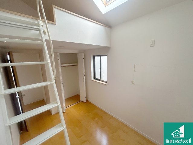 神戸市須磨区須磨浦通　中古一戸建ての洋室|収納スペースが充実しているので子供の成長に合わせてたくさん収納ができます！家族構成に合わせた様々な活用ができる収納！