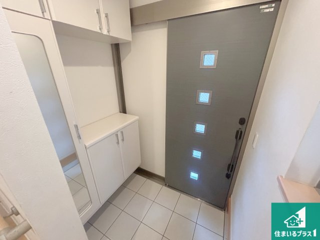 神戸市須磨区須磨浦通　中古一戸建ての玄関|シューズボックスにはたくさんの靴が収納できるので玄関周りはいつもスッキリ！ご家族が増えても安心！