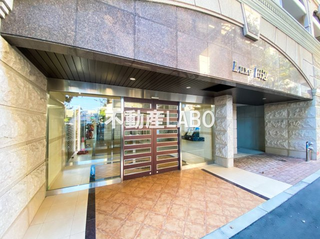 Luxe田辺のエントランス