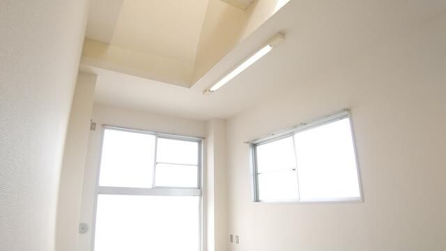 チクマビルの居間・リビング