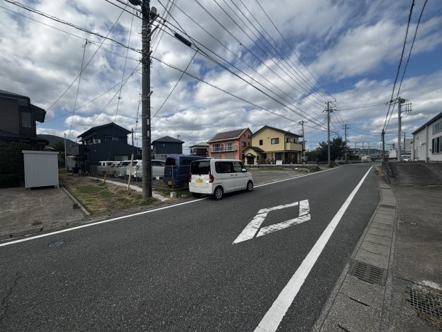 鴨川市　中古戸建の前面道路含む現地写真