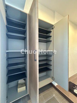 【玄関】 | ダイアパレス新小岩親水公園 | 【玄関】玄関には大型のシューズクローゼットを設置しておりますのでいつでもスッキリりとした空間を保てます。玄関周りを清潔に使うのはとても大事なことですよね。