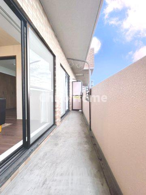 【バルコニー】 | ダイアパレス新小岩親水公園 | 【バルコニー】幅もあって、奥行きもあるゆとりのバルコニー。洗濯物を干したり乾かしたりだけでなく、ただ出てみるだけでも気持ちいいですよ。