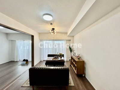 【居間・リビング】 | ダイアパレス新小岩親水公園 | 【リビングダイニング】一日の中で多くの時間を過すことになるリビングダイニングだからこそ、いつも穏やかな空間であることが必然。爽やかな通風と採光を存分に感じる事が出来る空間です。