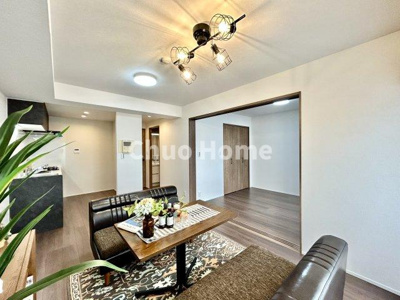 【ダイニング】 | ダイアパレス新小岩親水公園 | 【ダイニング】忙しい朝でも、しっかり家族が揃って食事をして頂けるゆとりある大きさのダイニングスペース。奥様が作る手料理をカウンター越しに受けとって頂き、テーブルで囲む素敵な時間を存分に愉しんで下さい。