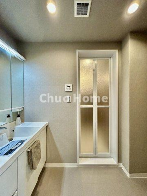 【脱衣所】 | ダイアパレス新小岩親水公園 | 【洗面所】明るい洗面所は朝をすっきりさせてくれる空間です。バタバタしている忙しい朝でも収納が多い洗面台では短い時間で効率良く支度ができます。