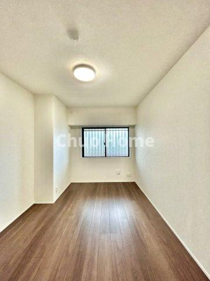 【寝室】 | ダイアパレス新小岩親水公園 | 【寝室】心と体をゆったりと安らげる主寝室。寝室のゆとりが大きい分だけ、暮らしの安らぎは深まります。一日の疲れを癒すだけでなく、ご夫婦の親密な語らいを紡ぎ出します