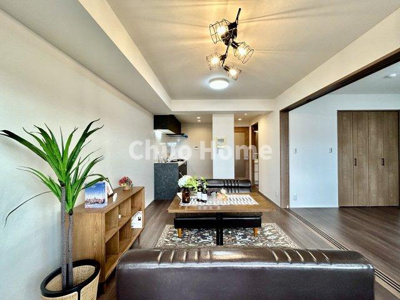 【居間・リビング】 | ダイアパレス新小岩親水公園 | 【居間・リビング】「ＬＤＫは家族団らんをデザイン」広いＬＤＫでは家族が集まり一緒の時間を過ごせる工夫がされております。何気ない一日の当たり前のひとコマがいつか一生の宝物になります