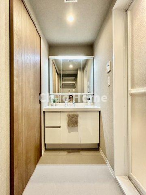 【独立洗面台】 | ダイアパレス新小岩親水公園 | 【洗面化粧台】洗面化粧台には三面鏡を採用。身だしなみを整えやすい事はもちろんですが、鏡の後ろに収納スペースを設ける事により、散らかりやすい洗面スペースをすっきりさせる事が出来るのも嬉しいですね