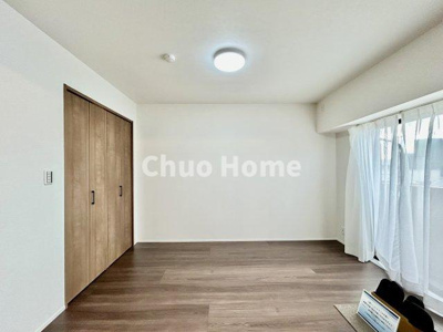 【洋室】 | ダイアパレス新小岩親水公園 | 【洋室】快適に過ごす条件は、一人ひとり違います。だからこそ飾り過ぎないシンプルな内装と偏り過ぎないデザインで統一しております。居住していく中でオーナー様だけの【マイホーム】に創り上げて下さい