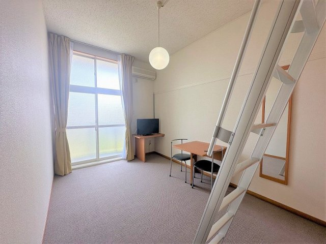 レオパレスフルール竹ノ下の居間・リビング