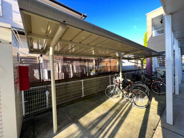 レオパレスエスコートのその他|屋根付き駐輪場
