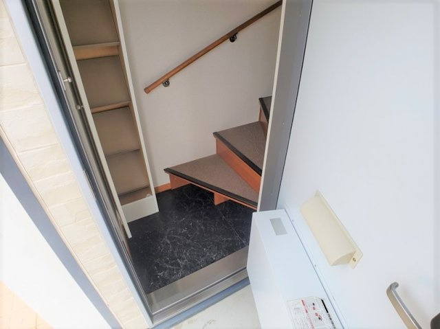 レオパレスグランドゥール太田の玄関|玄関横にシューズボックスついてます