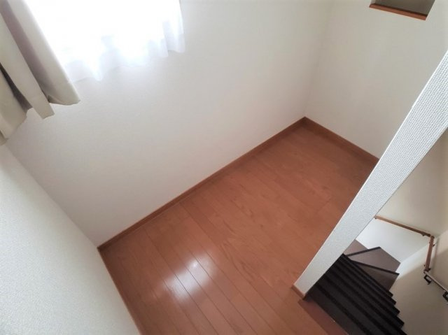 レオパレスグランドゥール太田のその他|階段上倉庫