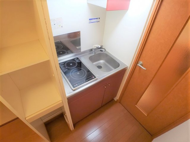 レオパレスグランドゥール太田のキッチン|電気コンロなので火災リスクが少なく安心