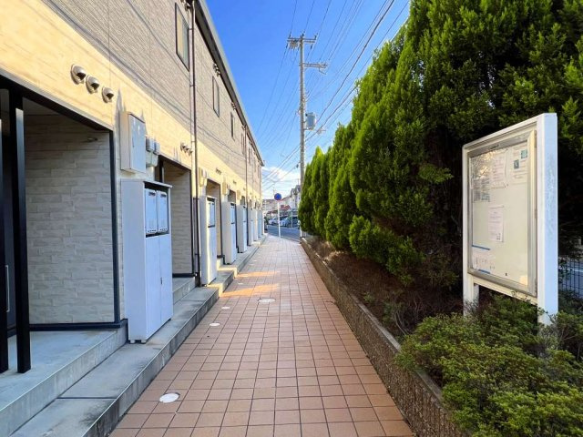 レオパレスグランドゥール太田のその他|緑の植栽が映えるベージュの外観