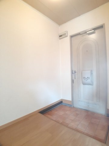 ラベニュー西中の玄関|収納もある玄関です