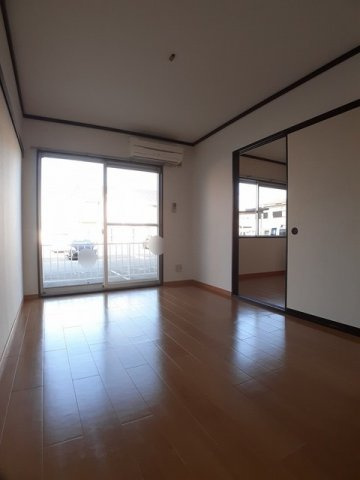 ラベニュー西中の内装|明るい室内です