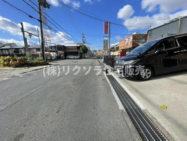 楠根南町　中古一戸建ての前面道路含む現地写真|前道　南　幅員　8.7ｍ
■物件内覧・資金計画相談・住宅ローン相談、リフォーム相談、お問合せ受付中■
※当日・翌日のご内覧、ご相談はお電話でのお問合せがスムーズです！