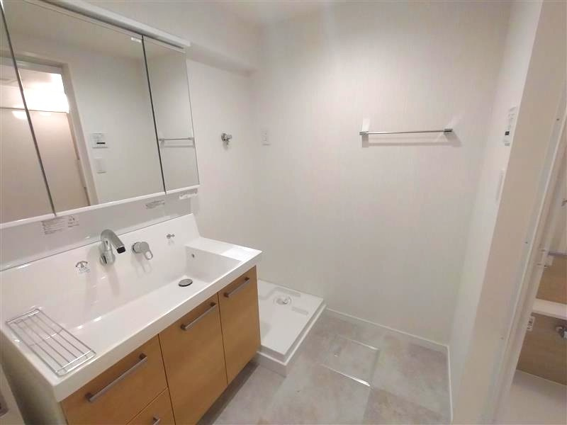 サザンヒル八事三号棟の独立洗面台|朝の支度にも助かる、独立の洗髪洗面化粧台