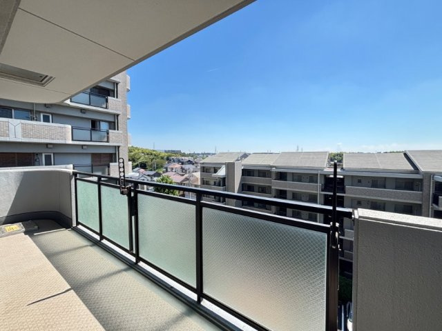 リビオ上名和B棟のバルコニー|バルコニーからの眺めを楽しみながら食事をしませんか