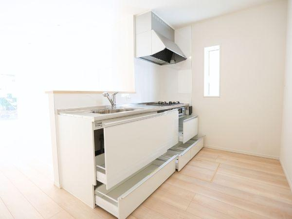 富士見が丘東第6-1号棟のキッチン|明るい日差しが差し込むキッチンです。収納スペースが豊富に備わっているためすっきりと片付けやすくなっています。シンプルなデザインで清潔感があり毎日の調理にも便利です。