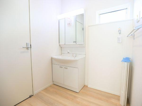 富士見が丘東第6-1号棟の独立洗面台|清潔感のある明るい洗面台です。シンプルなデザインでお手入れもしやすい仕様です。大きな鏡が備わっており毎日の身支度にも便利です。収納スペースも充実しています。