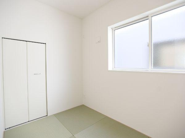 富士見が丘東第6-1号棟の和室|すっきりとしたデザインの和室です。シンプルな壁と畳が落ち着いた雰囲気を演出しています。大きな窓から自然光が差し込み明るい空間を感じられます。収納も備えており整理整頓に便利です。