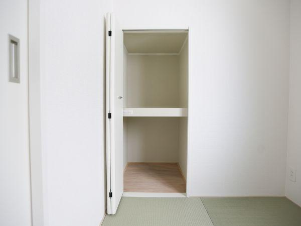 富士見が丘東第6-1号棟の収納|和室に設けられた収納スペースです。奥行きがあり棚も付いているため使い勝手が良いです。扉付きで見た目もすっきりしています。シンプルなデザインが特徴です。