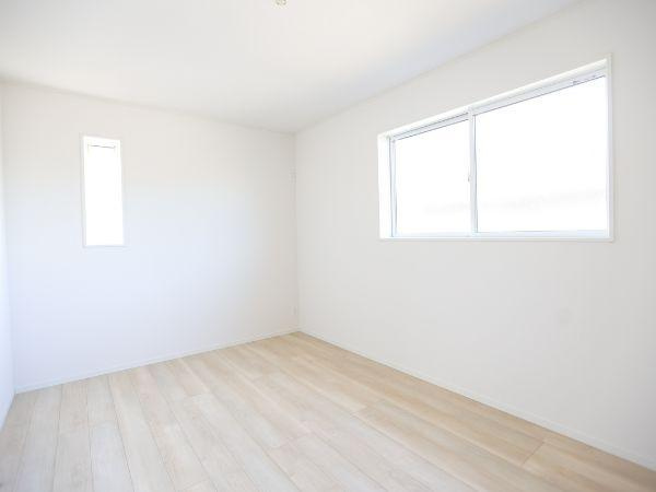 富士見が丘東第6-1号棟の洋室|二面採光の洋室で明るさを感じる空間です。シンプルな内装が印象的で幅広く活用できます。フローリングの質感が室内を引き立てています。使い勝手の良さを感じられる洋室です。