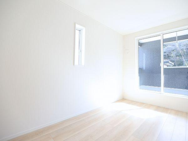 富士見が丘東第6-1号棟の洋室|大きな窓から差し込む自然光が明るさを演出しています。シンプルな内装で様々なインテリアと調和しやすいです。床材の質感が空間に温かみを加えています。余裕のある広さで使い勝手の良い洋室です。
