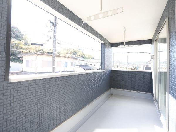 富士見が丘東第6-1号棟のバルコニー|広々としたバルコニーは開放的な雰囲気を感じられます。日差しが差し込む空間で洗濯物もよく乾きます。ガラス戸からの出入りも便利です。遮るものが少なく眺めを楽しめます。