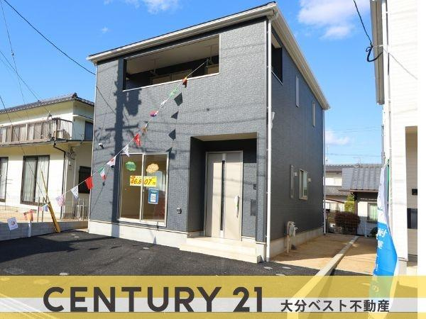 富士見が丘東第6-1号棟の外観|シンプルで洗練された外観が特徴の建物です。落ち着いた色合いが周囲にも馴染みやすいデザインです。大きな窓が採光に優れています。前面道路が広く駐車もしやすい造りです。ゆったりとした敷地が印象的です。