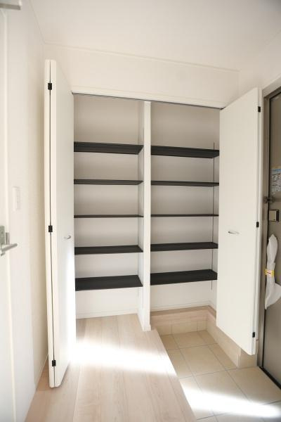 富士見が丘東第6-1号棟のその他|シンプルなデザインの収納スペースで扉付きなので見た目もすっきりします。棚が複数設置されており整理整頓がしやすい仕様です。玄関付近にあるため日常の使い勝手にも配慮されています。