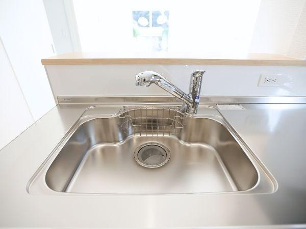 富士見が丘東第6-1号棟のキッチン|ステンレス素材のシンクが清潔感を感じさせます。広々とした作業スペースが確保されています。水栓もスタイリッシュなデザインです。キッチン全体が明るい印象です。掃除のしやすさもポイントです。
