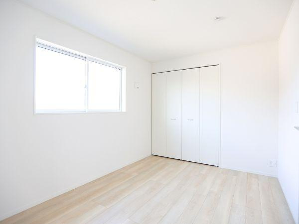 富士見が丘東第6-1号棟の洋室|明るい色合いのフローリングが印象的です。大きな窓から光が差し込み室内が明るくなります。収納スペースが設けられておりすっきりと使いやすい洋室です。壁や天井も統一感のあるデザインで落ち着いた雰囲気です。