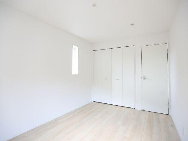富士見が丘東第6-1号棟の洋室|白を基調とした洋室でシンプルな内装が特徴です。クローゼットが設置されており収納スペースが確保されています。床材は明るい色合いでお部屋全体がすっきりと見えます。