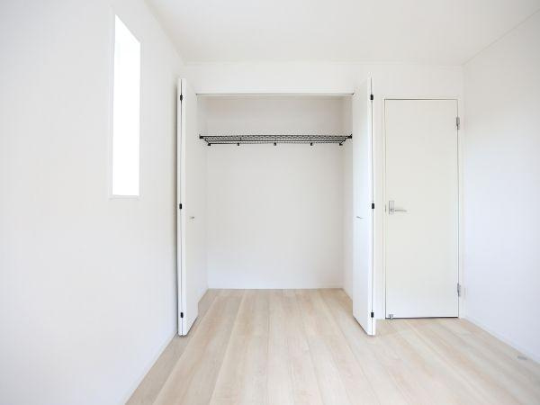 富士見が丘東第6-1号棟の収納|ホワイトを基調とした空間に備え付けの収納スペースがあります。クローゼットは扉付きですっきりとした印象です。ハンガーパイプが設置されており服の収納がしやすい仕様です。