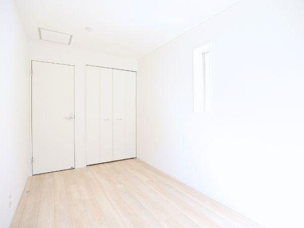 富士見が丘東第6-1号棟の洋室|明るいフローリングが印象的な洋室です。シンプルな内装で空間を広く感じられます。収納スペースも備わっており整理しやすい環境です。小窓からの採光もあり落ち着いた雰囲気が漂います。