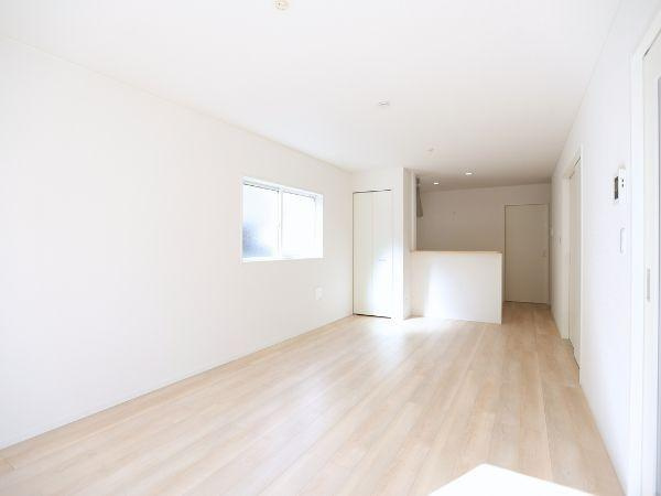 富士見が丘東第6-1号棟の居間・リビング|リビングは明るい色合いのフローリングが特徴です。窓から差し込む自然光で空間全体が明るくなります。壁もシンプルな白色で空間を広々と感じられます。室内はすっきりとした印象です。