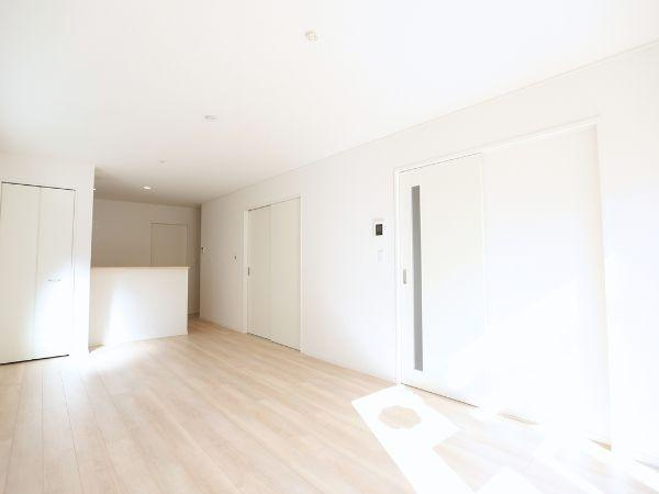 富士見が丘東第6-1号棟の居間・リビング|明るい色調のフローリングがリビング全体を開放的に演出しています。大きな窓からたっぷりと光が入り込み快適な空間です。白を基調とした内装がシンプルで清潔感があります。