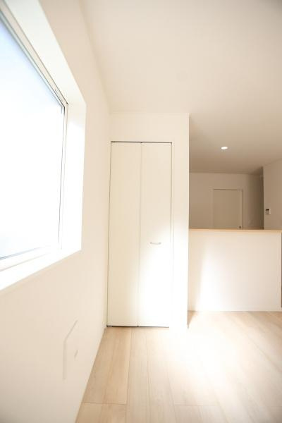 富士見が丘東第6-1号棟の収納|シンプルな収納スペースが設けられています。白を基調とした扉が室内に調和し圧迫感のない空間が広がります。窓からの光を受けて明るい雰囲気を演出しています。使い勝手の良いレイアウトになっています。
