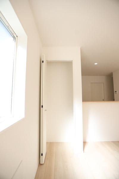 富士見が丘東第6-1号棟の収納|シンプルなデザインの収納スペースが設けられています。扉付きで空間をすっきりと保てます。光が差し込む明るい場所に配置されています。壁や床の色合いが調和して統一感のある印象です。