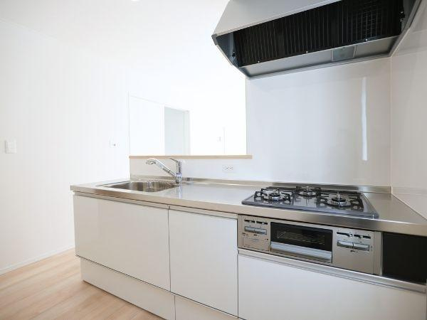 富士見が丘東第6-1号棟のキッチン|清潔感のあるキッチンです。シンプルなデザインで手入れがしやすい仕様となっています。ガスコンロや換気扇も設置されています。作業スペースが広めなので使いやすい印象です。
